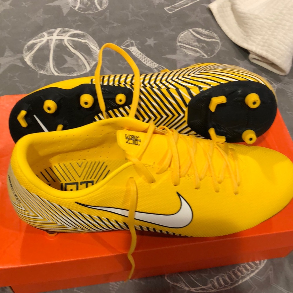Soccer shoes